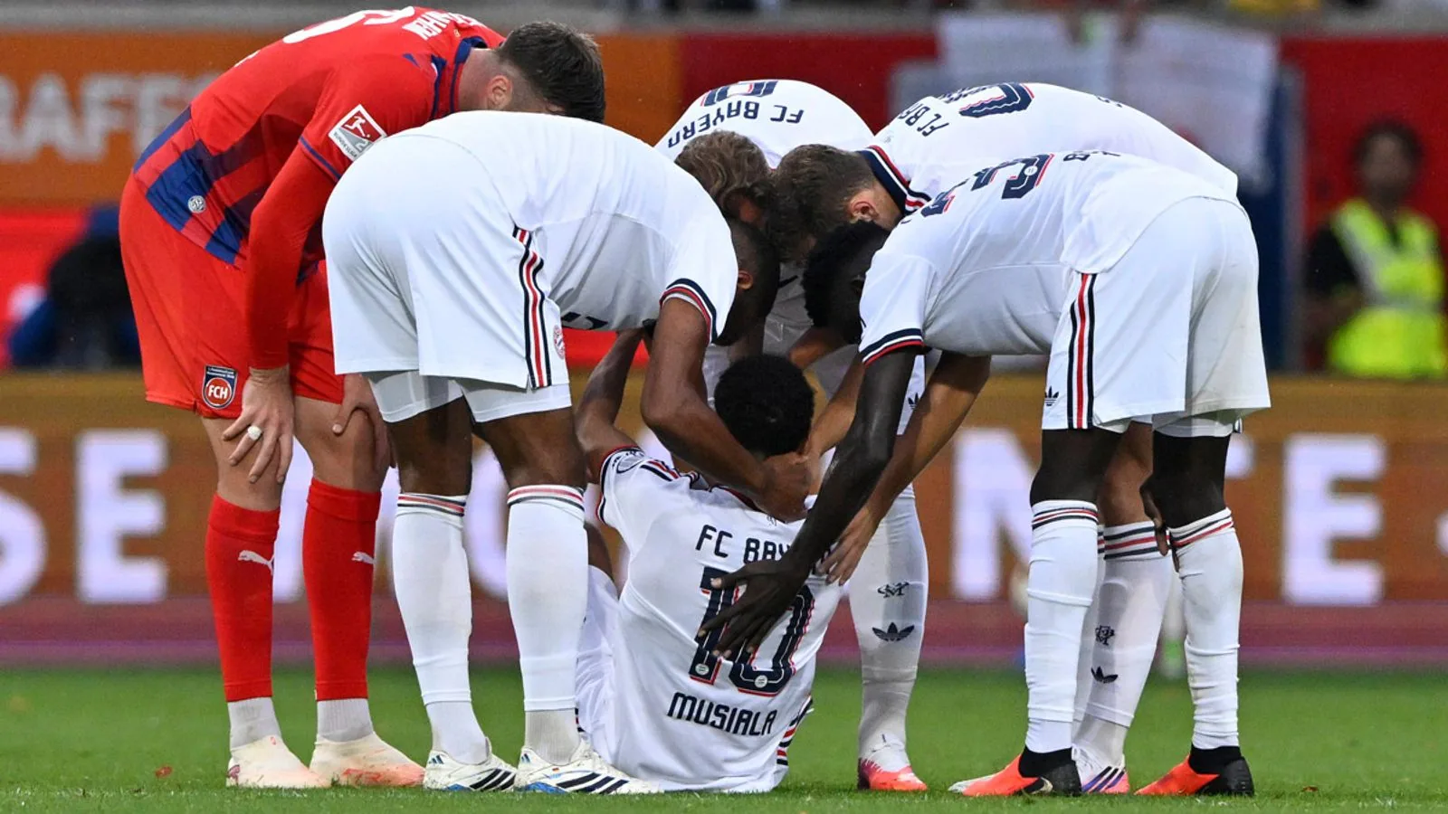 Jamal Musiala schon wieder am Boden bei Bayern-Testspiel gegen Heidenheim - BILD